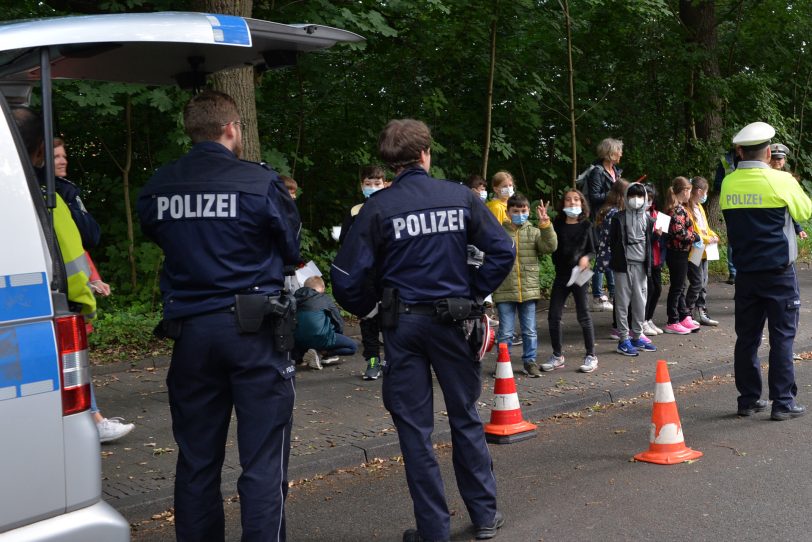 Schulanfangsaktion 2021 an der Sonnenschule. Trotz der weithin sichtbaren Präsenz, vier Autofahrer fuhren zu schnell.