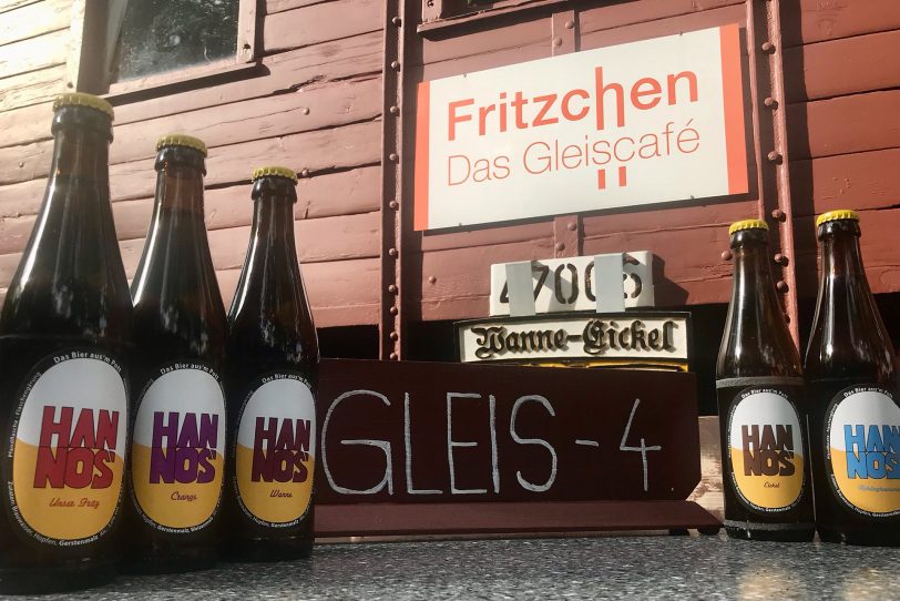 Das Gleiscafé Fritzchen hat ab Donnerstag (Christi Himmelfahrt), 18. Mai 2023, das lokale Bier Hanno's auf der Speisekarte stehen. Bedruckt sind die Etiketten mit verschiedenen Stadtteilen.