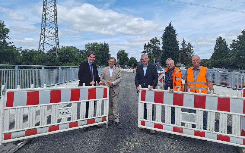 Geben die Brücke an der Paul-Gerhardt-Straße für den Verkehr wieder frei (v.li.): Prof. Dr. Uli Paetzel (Vorstandsvorsitzender der Emschergenossenschaft), Dr. Frank Dudda (Oberbürgermeister der Stadt Herne), Axel Fritz (Beigeordneter der Stadt Recklinghausen), Hans-Jürgen Folkinger (Projektleiter Emschergenossenschaft) und Olaf Ruhfuss (Bauleiter Firma Heitkamp).