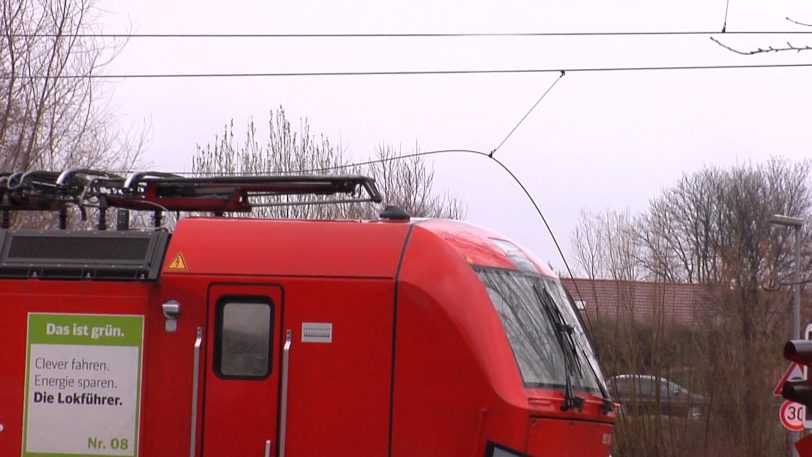 Unwetter über Herne: Sturm riss Fahrdraht der DB ab. Stromleitung musste geerdet werden.