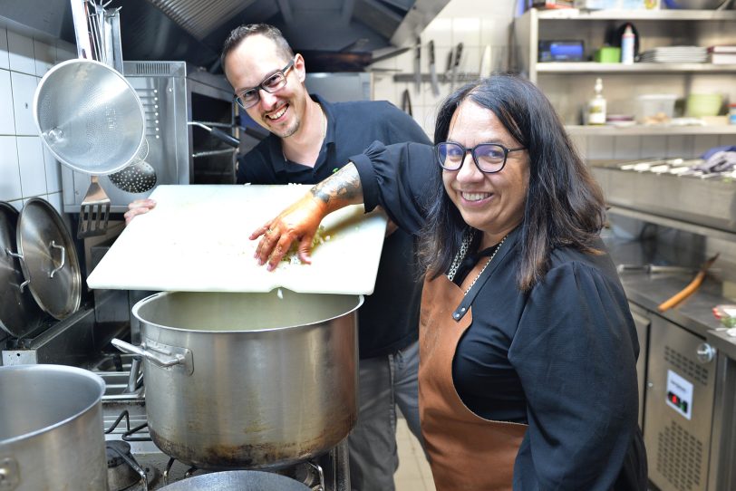 Sardischer Abend im Ollis: v.l. Olli Braun und Francesca Eichler bereitetn die Salsiccia-Safran-Tomatensauce vor.