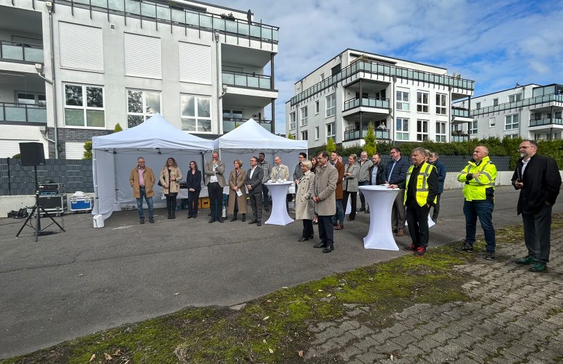 Viele Menschen sind zur Förderübergabe des Landes NRW aus dem 5-Standorte-Programm für das Transformationszentrum für Georessourcen und Ökologie (TGÖ) ins Funkbergquartier gekommen.