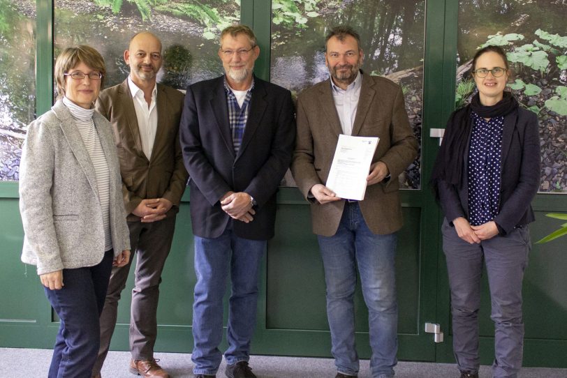 Heinz-Jürgen Kuhl (3.v.l), und Karlheinz Friedrichs (4.v.l) bei der Bezirksregierung Arnsberg.