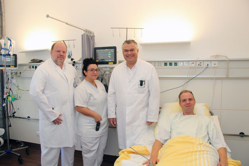 v.l.Chefarzt Dr. Ali Halboos mit Oberarzt Martin Simons und den Pflegekräften Gülsüm Tekin und Sven Falkenberg.