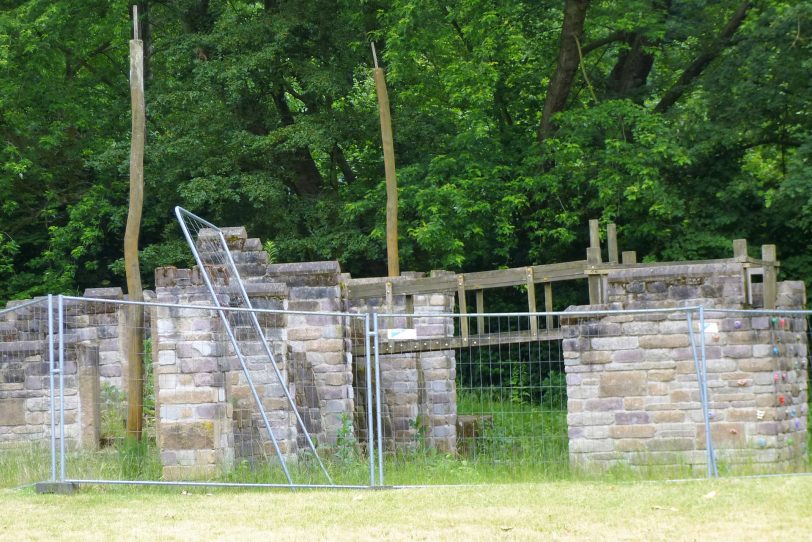 'Burgruine' auf dem Außengelände der Grundschule Börsinghauser Straße.