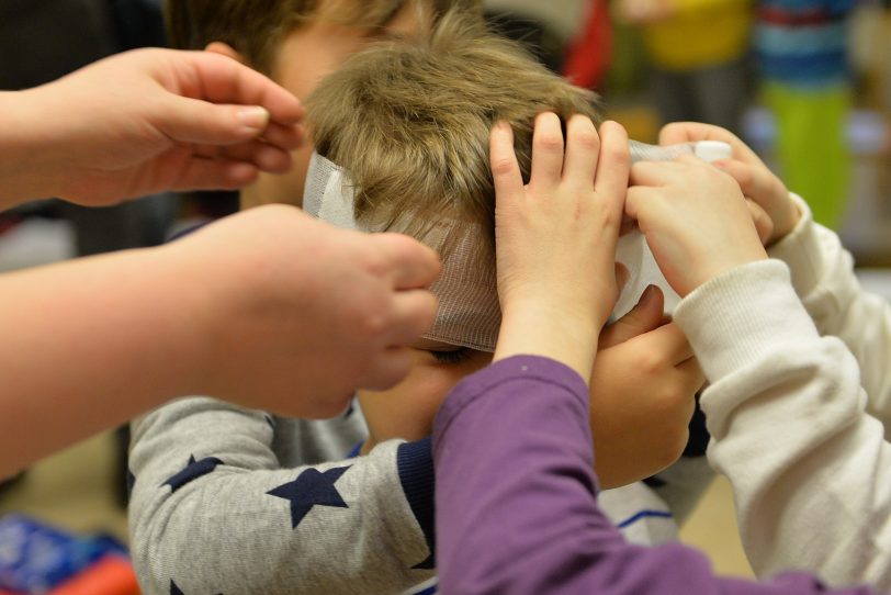 Erste-Hilfe-Kursus für Kinder im Familienzentrum Dreifaltigkeit.