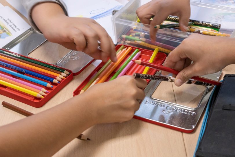 Mit Hilfe des Landesprogramms &quot;Extra-Zeit&quot; konnte an 18 Herner Schulen 1.100 Kindern zusätzliche Förderung angeboten werden. An der Freiherr-vom-Stein-Schule an der Steinstraße wurde über den Verlauf informiert.