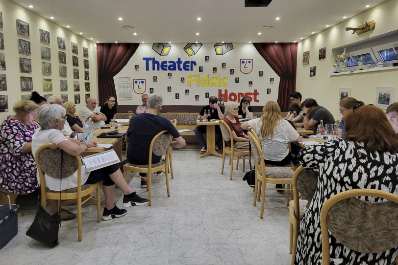 Mit der ersten Leseprobe im Vereinsheim haben die Vorbereitungen des Theatervereins Fidele Horst für die neue Inszenierung „Und ewig rauschen die Gelder“ begonnen, die am 25. April 2025 im Mondpalast Premiere feiern soll. Foto: