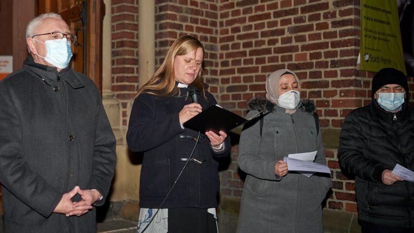 Friedensgebet zum Internationalen Tag Gegen Gewalt gegen Frauen - vor der Kreuzkirche.