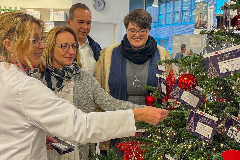 Heike Sibbel (Paracelsus-Apotheke), Andrea Sudkamp (Caritasverband Herne), Ansgar Montag (Caritas-Vorstand) und Katrin Piotrowski (Grete-Fährmann-Haus) hoffen, dass die Wunschkarten schnell verteilt sind.
