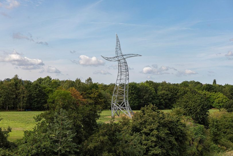 Das neu errichtete Kunstwerk „Zauberlehrling“ von Inges Idee ist als Landmarke in Oberhausen nicht mehr wegzudenken.