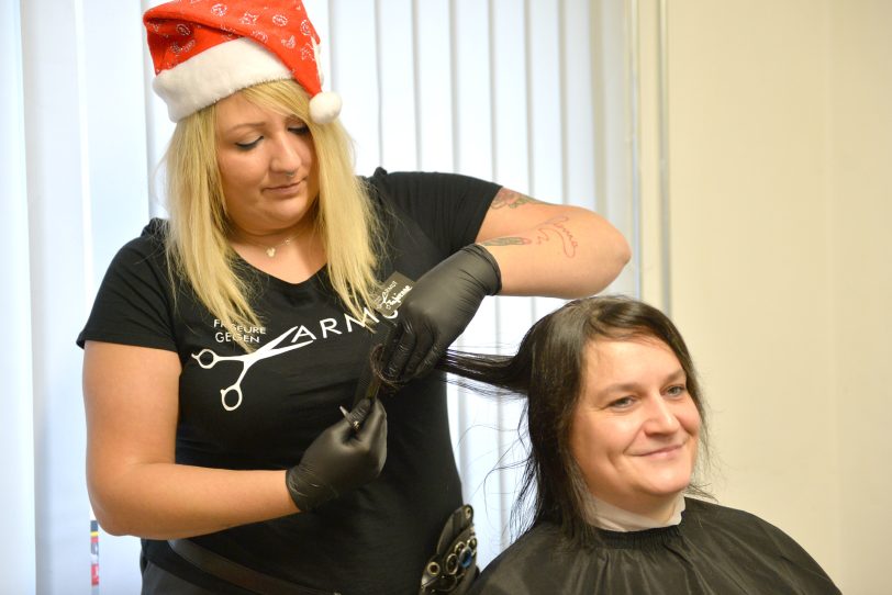 Fabienne bedient Ramona, die auf das Können der gelernten Friseurin vertraut.