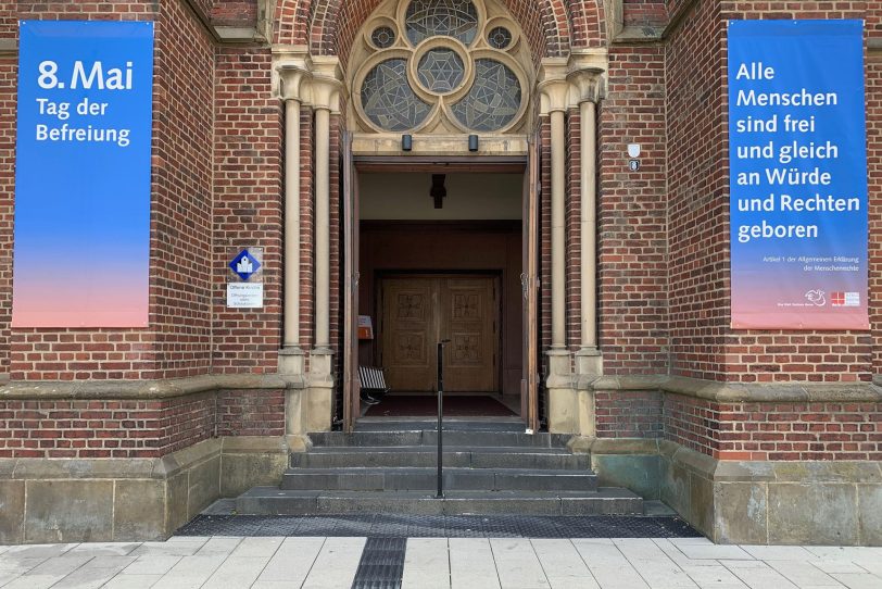 Am Haupteingang der Kreuzkirche gibt es ein warmes Essen für Obdachlose.