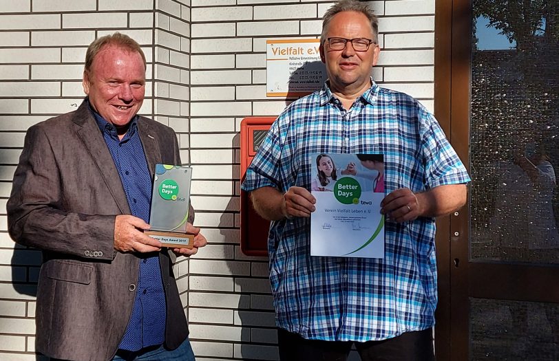 Mit der Urkunde und dem Preis in der Hand: (li.) Der Herner Palliativarzt Anton B. Preissig, Vorsitzender des Vereins Vielfalt e.V., und Schatzmeister Dr. Karsten Stegemann.