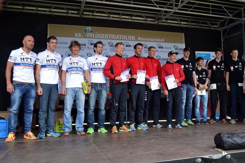 Siegerehrung nach dem Liga-Start in Harsewinkel mit dem HTT-Team (l.) auf Platz zwei.