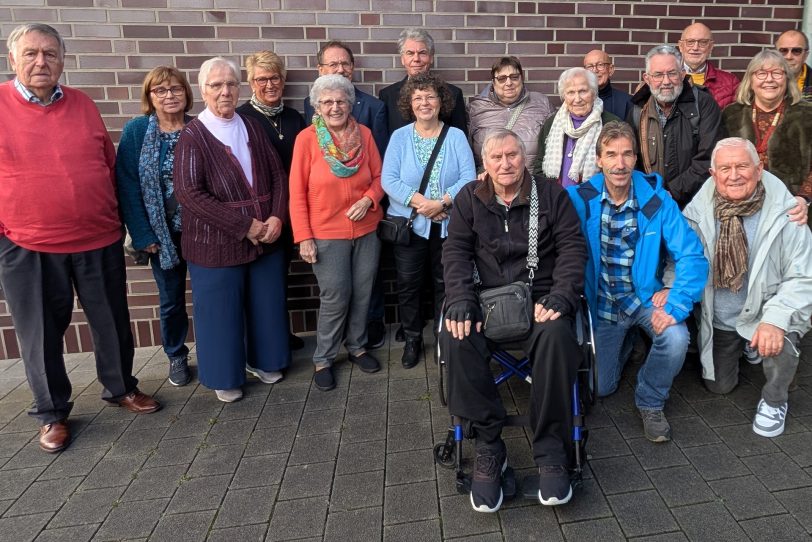 Bereit für die neue Amtszeit: (vordere und mittlere Reihe von links) Hans-Jürgen Koch, Maria Reinke, Edeltraut Krause, Helga Böing, Magdalene Sonnenschein, Ulrich Klonki, Dr. Klaus Balster, Ruth Galla-Zoel, Elke Verweyst, Ilse Lipka, Heiner Kranemann, Rüdiger Piazza, Jürgen Uhlemann, Susanne Schübel und Gerd Griese, (vordere Reihe von links) Klaus Trippler, Thomas Lipka und Bernd-Peter Adamski. Nicht im Bild: Evelore Schübbe, Udo König, Burkhard Ladewig und Ilhan Öner.