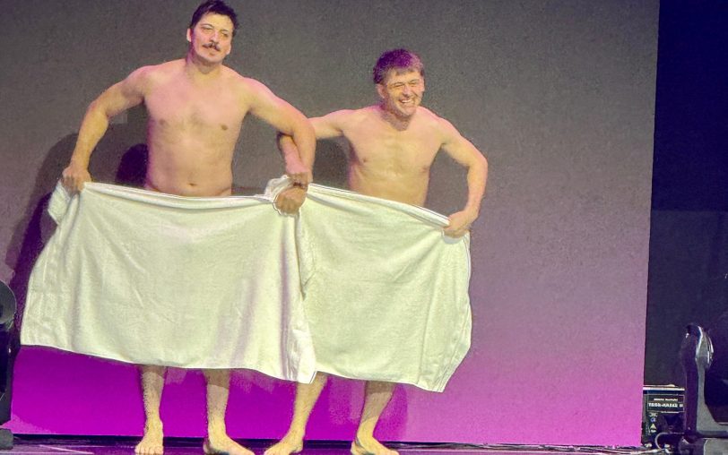 Nur noch Handtücher hatten diese beiden Herren aus Kanada an.