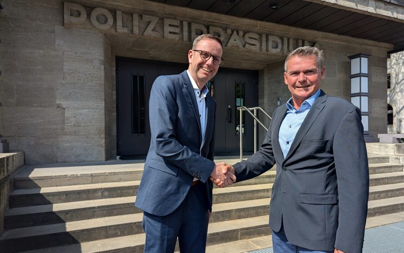 Dr. Carsten Dübbers (li.) ist neuer Kripo-Chef der Polizei Bochum. Er folgt auf Ralf Gromann.