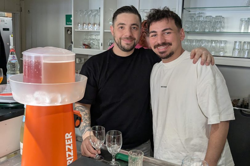 Die Neffen René und Marcel Rosa-Cortes am Eröffnungstag hinter der Theke.