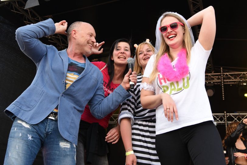 Olaf Henning mit den (noch) Junggesellinnen Sabine, Jaqueline und Laura.