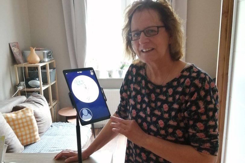 Jutta Handel, Zeitschenkerin beim Hospizdienst, trainiert Patientenkommunikation mit dem neuen „DatVideo“-Tablet.