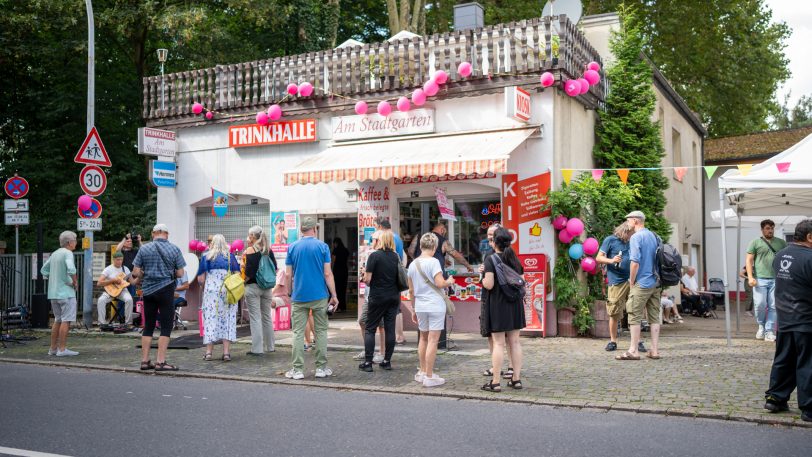 Zur Trinkhalle am Stadtgarten an der Vinckestraße kamen ebenfalls einige Besucher, um sich dort zu unterhalten und der Musik zu lauschen.