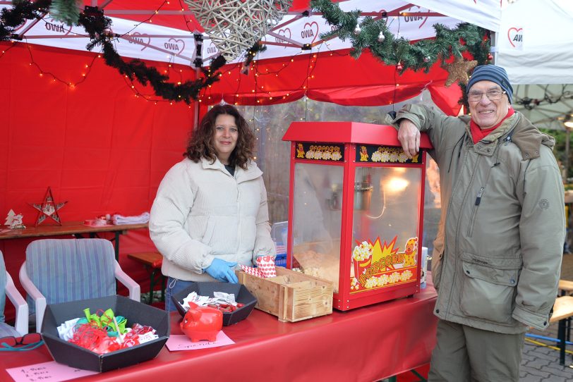 Am AWO-Stand gab es Popkorn. Mit im Bild AWO- und SPD-Urgestein Heinz Drenseck. 4. Adventsmarkt in Altenhöfen am Samstag (30.11.2024).