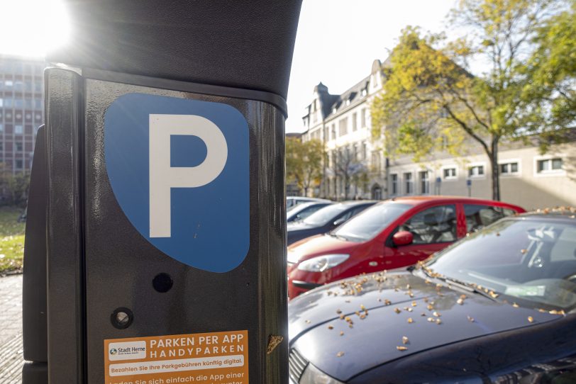 Freie Parkplätze an Parkscheinautomaten wie hier an der Bebelstraße könnten dann auch angezeigt werden.