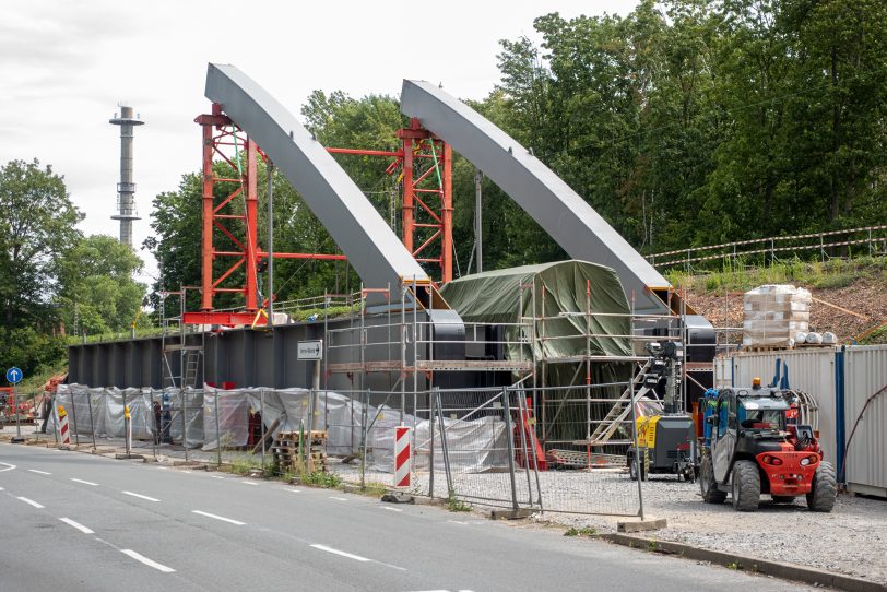 IAutobahnkreuz der A43 werden zwei Eisenbahnbrücken erneuert, daher fahren zeitweise nur Busse statt Bahnen zwischen Herne und Recklinghausen (Archivbild).