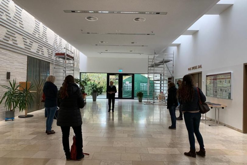 Mitglieder der Isalmischen Gemeinde Röhlinghausen bei einem Besuch in der Synagoge der Jüdischen Gemeinde.