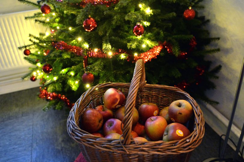 Strünkeder Advent: Ein Korb voller Äpfel.