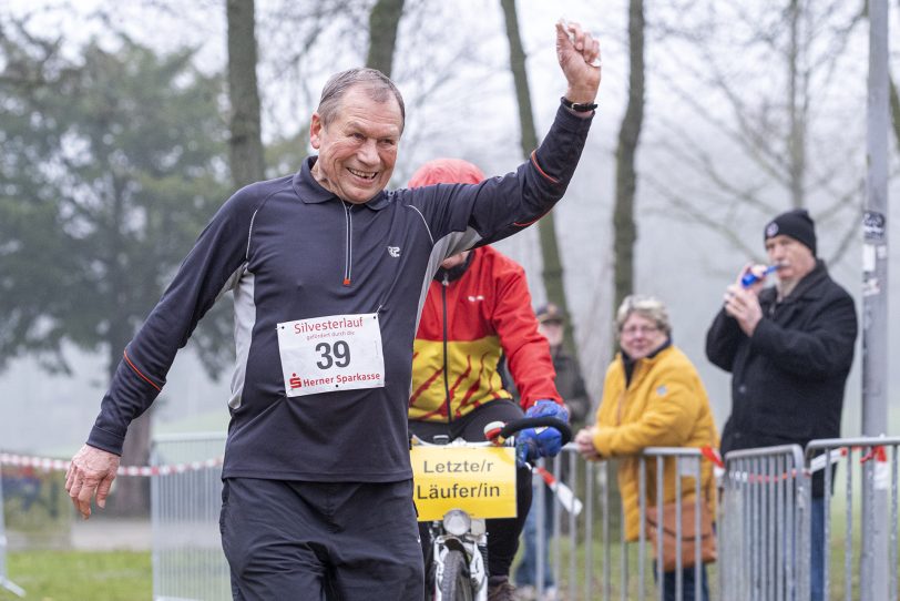 Der 42. Herner Silvesterlauf im Revierpark Gysenberg in Herne (NW), am Dienstag (31.12.2019). Im Bild: Hans Basinski (84), der zum 39. Mal an den Start ging.