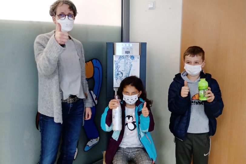 Trinkwasserbrunnen dank GCP Stiftung: Die Kinder der Schillerschule nehmen den neuen Wasserbrunnen „in Betrieb“.