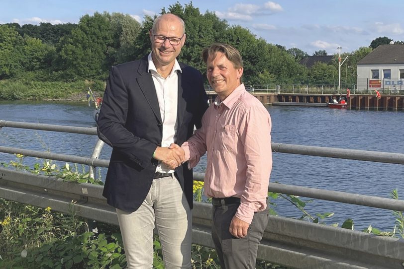 Wanne-Eickeler Brückenschlag: Amtsübergabe unter der Brücke des Rhein-Herne-Kanals an der Künstlerzeche in Unser Fritz: Dr. Jörg Wertenbruch (re.) und sein Vorgänger Dr. Robert Sibbel.