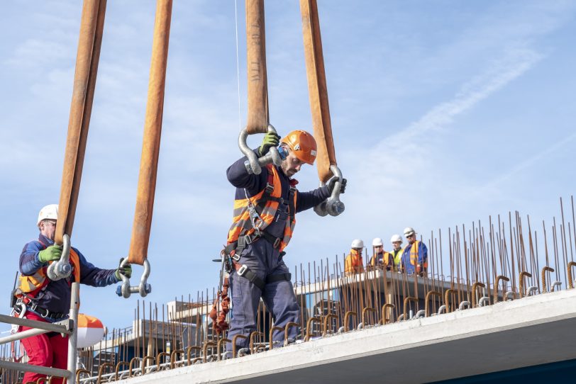 Einschweben von Brückenteilen für den Neubau der Autobahnbrücke der A43 mit der A2 im Autobahnkreuz in Recklinghausen (NW), am Samstag (23.02.2019).