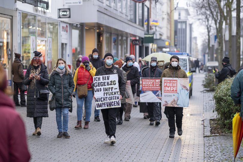 Impfgegner auf der Bahnhofstraße, die zeitgleich eine Demonstration abhalten.