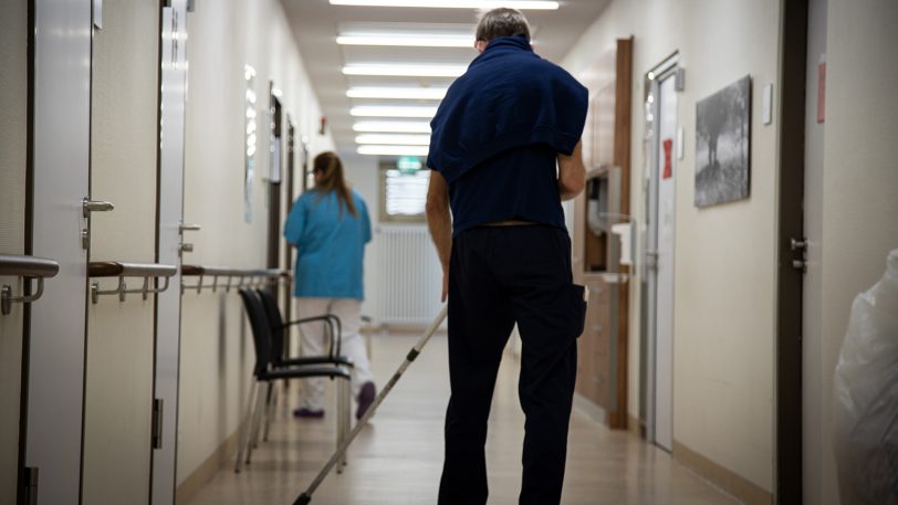 Reinigungskraft im Krankenhaus: Wer in Pandemie-Zeiten für Sauberkeit und Hygiene sorgt, macht einen unverzichtbaren Job, sagt die IG BAU und fordert mehr Geld für die Beschäftigten.