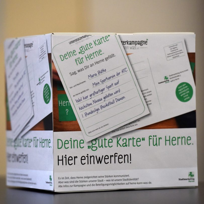 Abstimmen kann man auch per Postkarte.