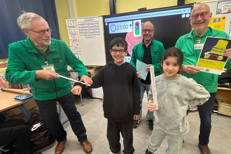Die Verkehrswacht Wanne-Eickel stattete Grundschüler mit dem richtigen Equipment für die dunkel Jahreszeit aus.