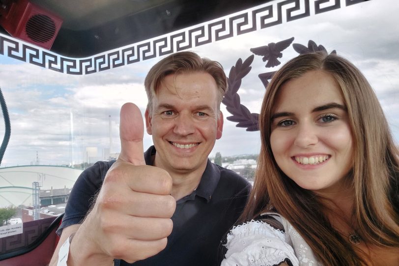 Sodingens Bezirksbürgermeister Mathias Grunert mit seiner Nichte Sophie im Riesenrad.