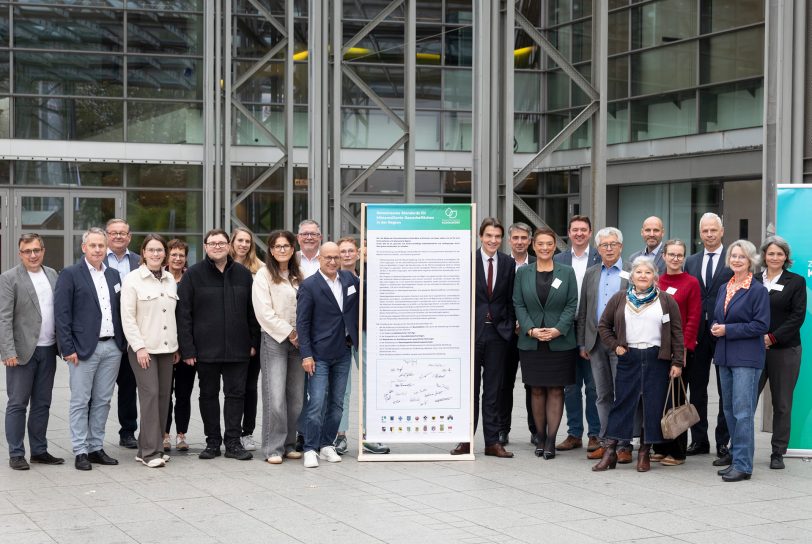 Setzen sich für klimaresiliente Gewerbegebiete in der Emscher-Lippe-Region ein: Dezernenten und Vertreter aus Kommunen der Zukunftsinitiative Klima.Werk mit den Vorständen von Emschergenossenschaft/Lippeverband: Prof. Dr. Uli Paetzel, Liana Weissmüller (Mitte rechts neben dem Banner) und Dr. Frank Obenaus (3.v.re.).
