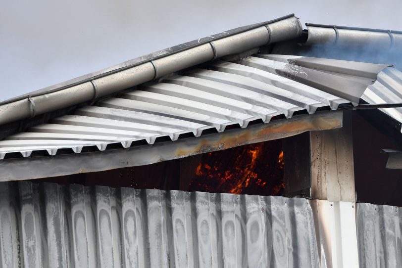 Einsatz der Feuerwehren des Kreises Recklinghausen und der Stadt Herten bei dem Großbrand der Lagerhalle der Hagebau Logistik in Herten (NW), am Sonntag (01.03.2020).