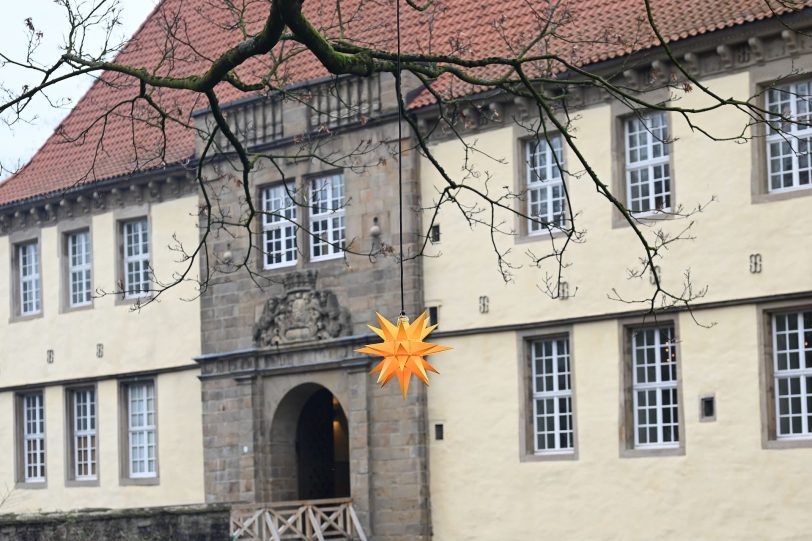 Rund um das Schloss Strünkede findet der Mittelalter-Weihnachtsmarkt statt.