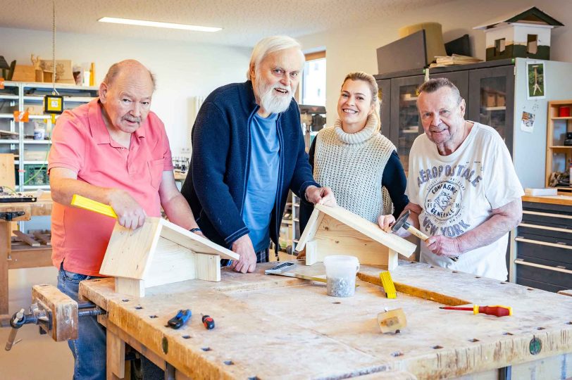 Jennifer Friedrich, Pflegerische Gesamtleitung der Senioreneinrichtungen der St. Elisabeth Gruppe, mit drei Bewohnern der Widumer Höfe in der Werkstatt des St. Marien Hospital Eickel.