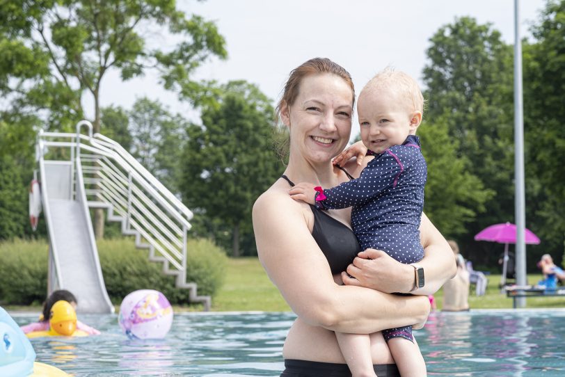 Endlich wieder: Auf Mamis Arm ins kühle Nass vom Südpool.