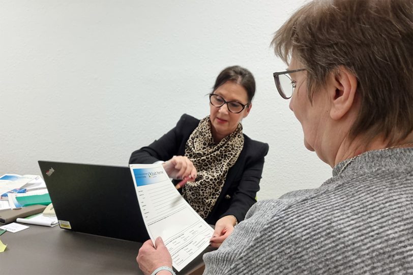 Sabine Torkowski vom Ehrenamtsbüro der Stadt Herne bei der Beratung.