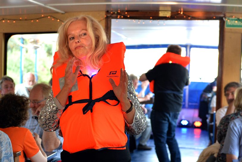 Sibylle Raudies erklärt den Gebrauch der Rettungswesten.