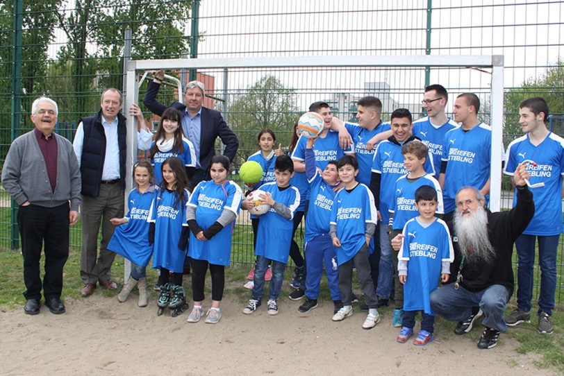 Christian Stiebling (hinten, 4. vl) und Oliver Wittke (2. vl) mit den Mädchen und Jungen vom Projekt „Kids ins Team“ sowie Pater Alois (li)und Pater Lucinio (unten, re).