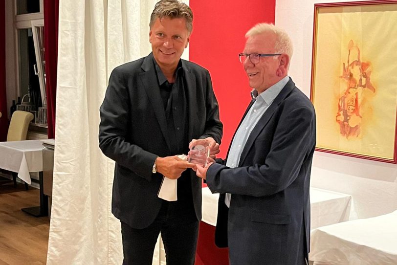 v.l. Thorsten Kinhöfer mit dem ersten Vorsitzenden des VFL Fan-Block Rolf Wendland bei der Übergabe der Spende in Höhe von 850 Euro für die Palliativstation des EV. Krankenhaus .