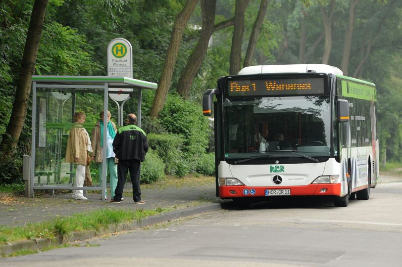 Sonderbusse bringen die Bewohner in der Sperrzone zu den Ausweichplätzen